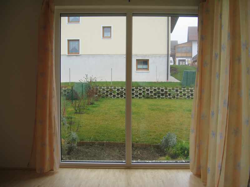 Blick aus dem Wohnzimmer in den Garten Blick aus dem Wohnzimmer in den Garten