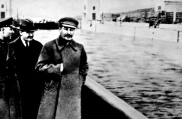 Nach der Verhaftung Jeschows wurde das Bild so retuschiert, dass kein Hinweis auf die Anwesenheit Jeschows erkennbar ist. Nach der Verhaftung Jeschows wurde das Bild so retuschiert, dass kein Hinweis auf die Anwesenheit Jeschows erkennbar ist.