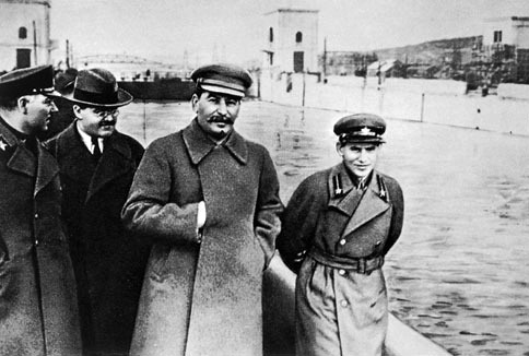 Nikolai Jeschow befindet sich zusammen mit Stalin und Molotow am Ufer des Moskau-Wolga-Kanals. (Originale Fotografie, Sommer 1937)