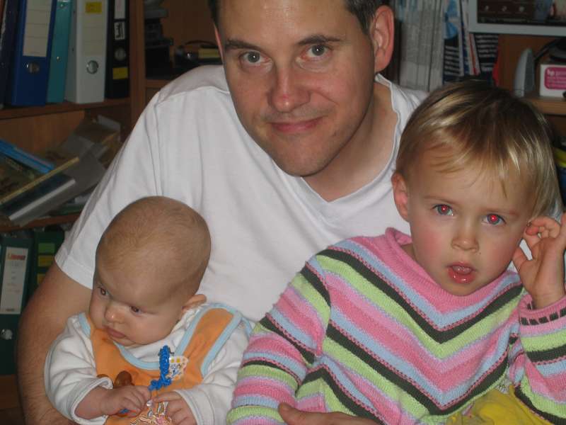 2 Kinder mit >roten Augen< 2 Kinder mit >roten Augen<